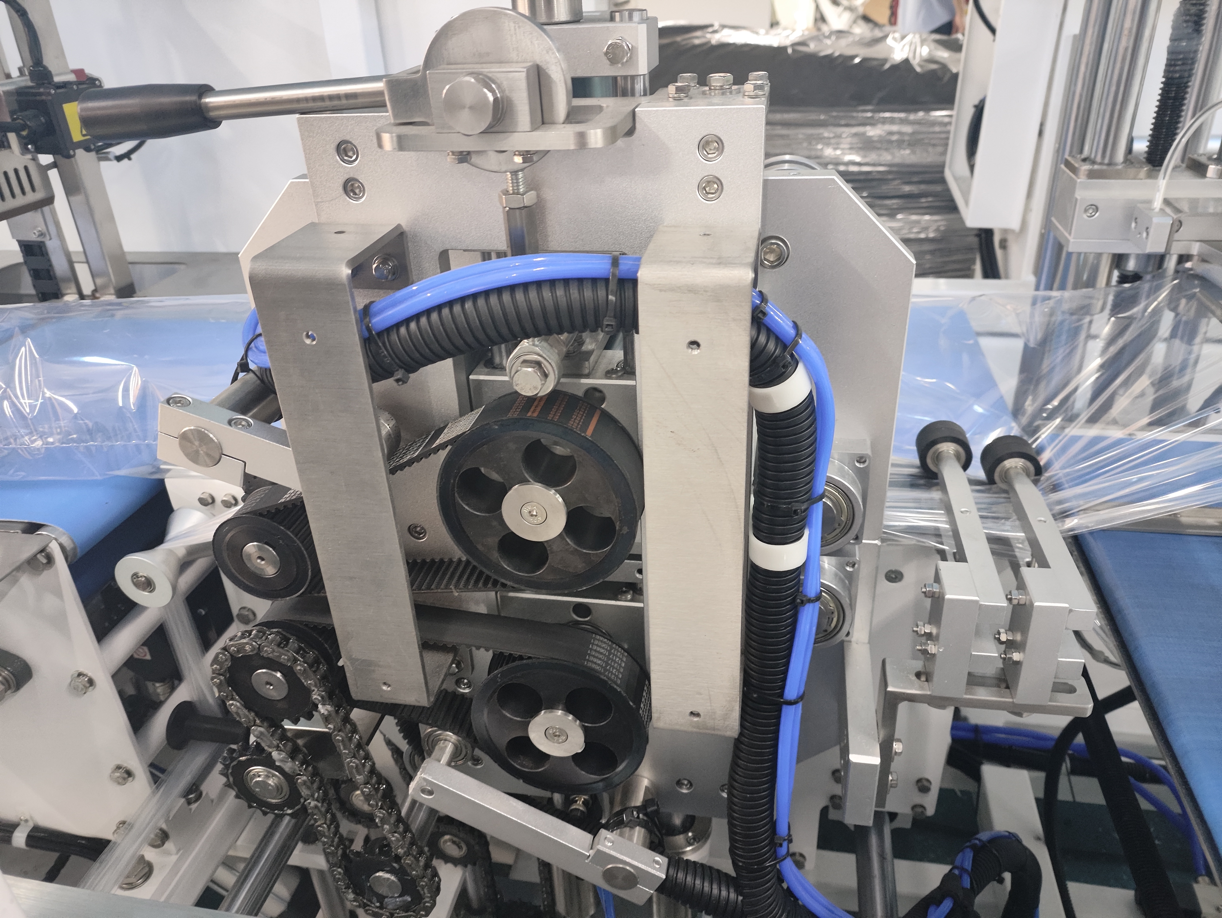 L801 高性能フィルムシュリンク包装機自動高速カップヌードルシールフィルム包装機シュリンクトンネル付き