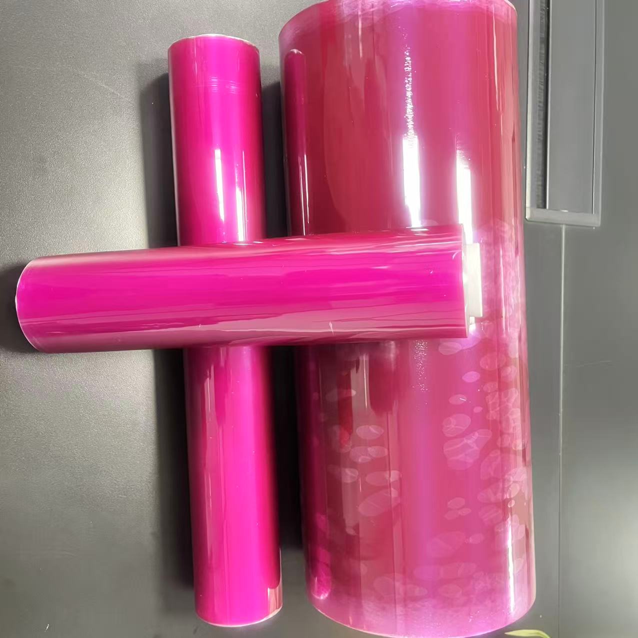 食品グレードの紫色しがみつくラップフィルム食品ラップジャンボロール用の新鮮なPVCプラスチックラップロールを保つ