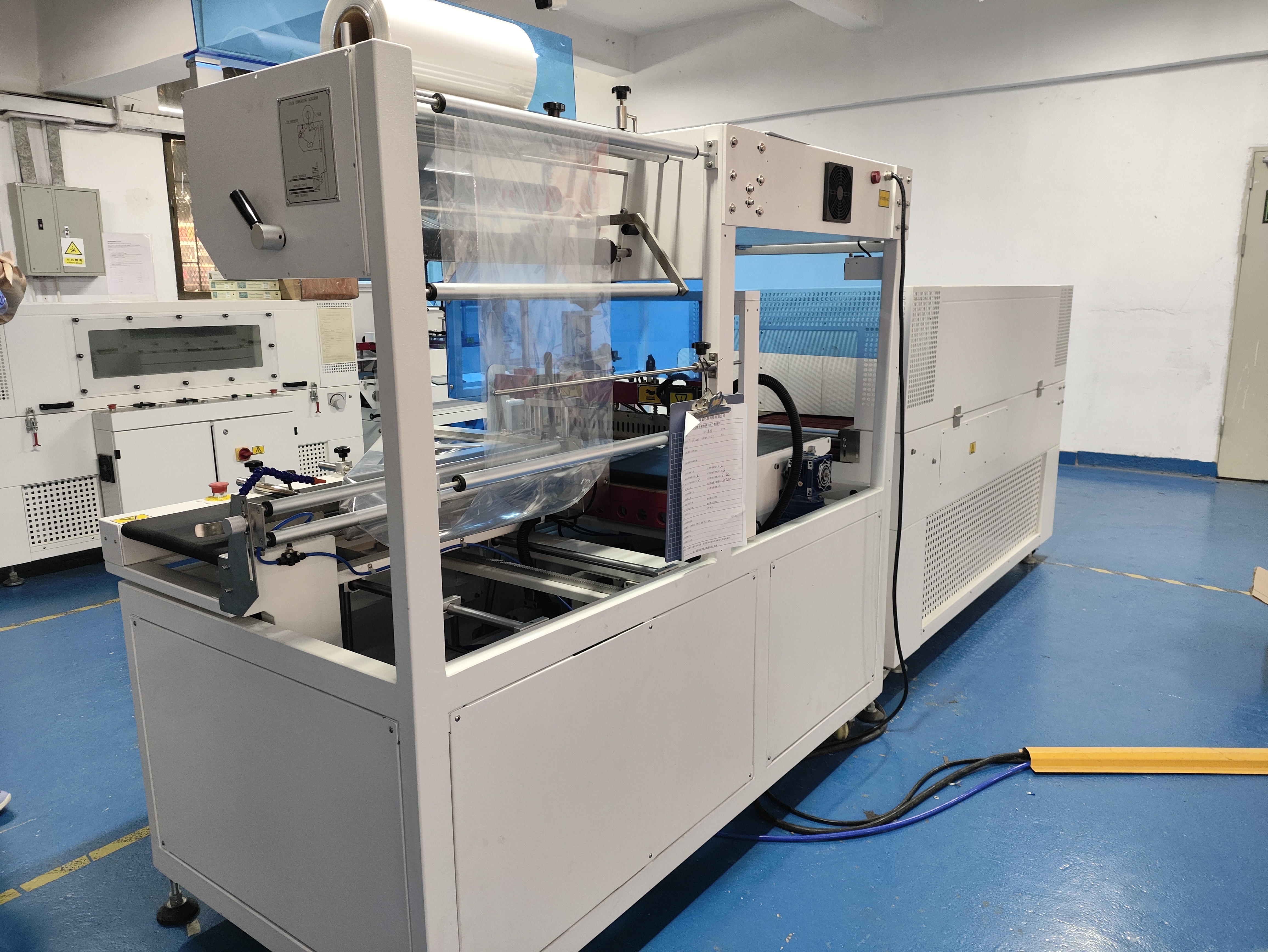 全自動 L726 高速シュリンクラッパーパッカーボトル包装用シュリンクラップトンネル付き熱収縮包装機