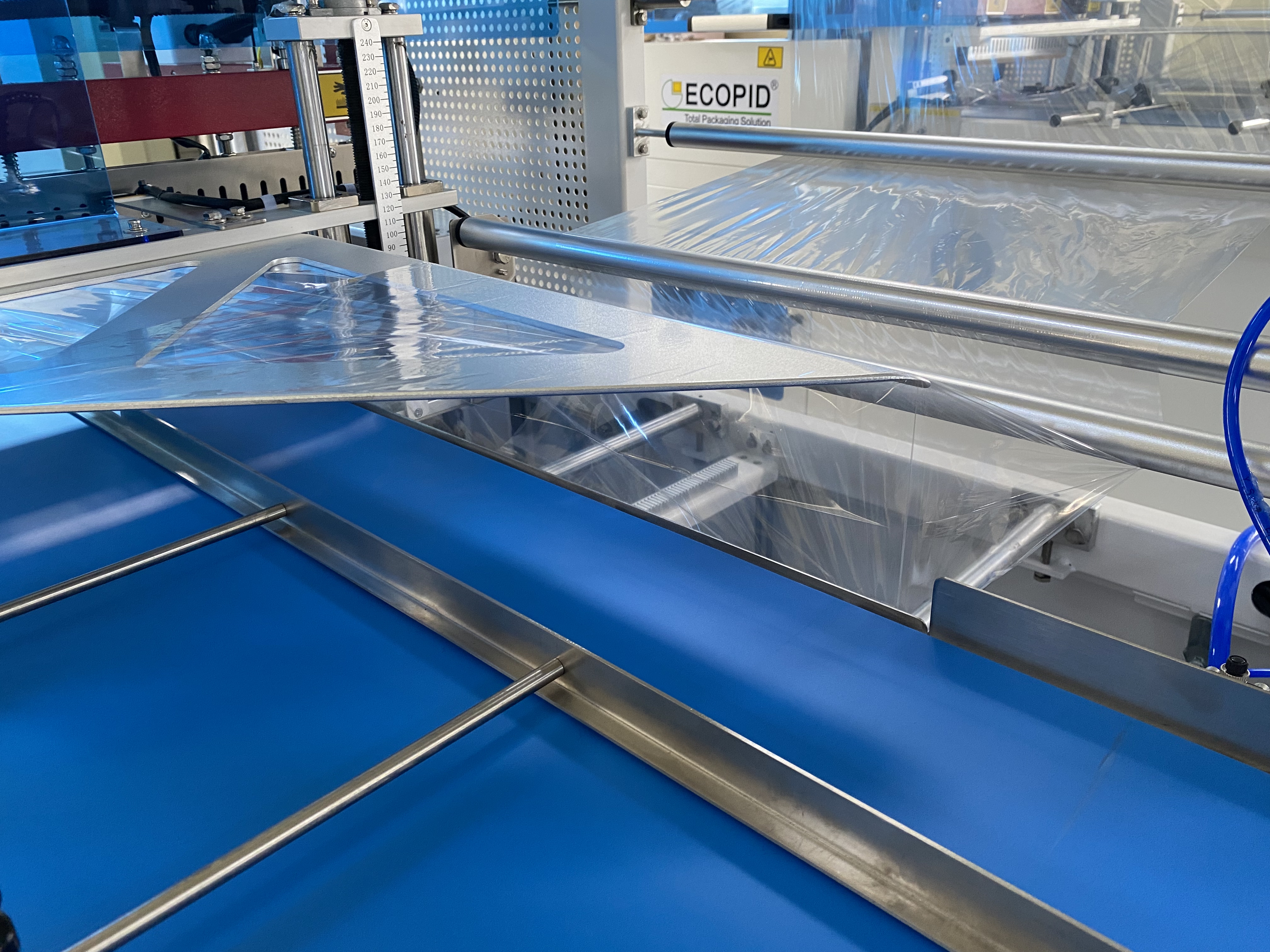 全自動 L726 高速シュリンクラッパーパッカーボトル包装用シュリンクラップトンネル付き熱収縮包装機