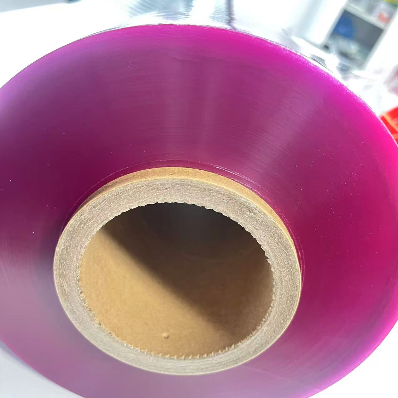 食品グレードの紫色しがみつくラップフィルム食品ラップジャンボロール用の新鮮なPVCプラスチックラップロールを保つ